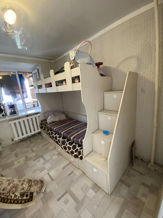 двух ярастный кроват