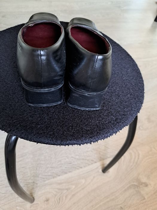 Vând pantofi din piele, în culoarea neagră