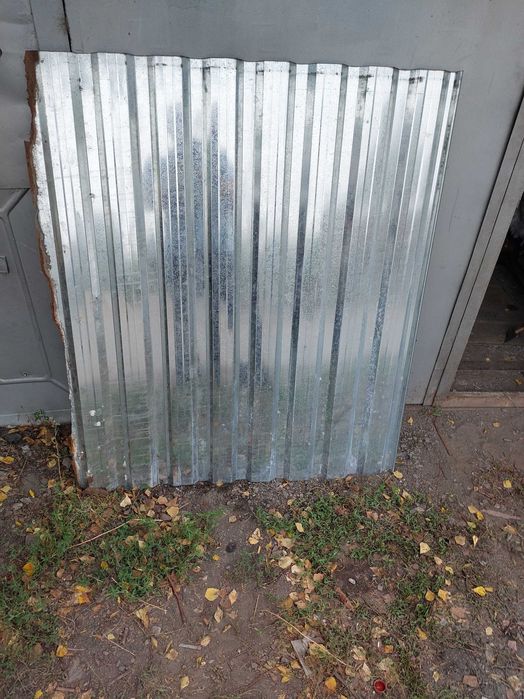 Куски кровельного железа