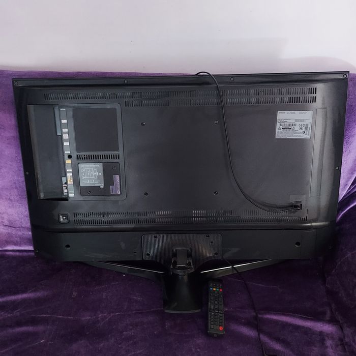 Vând TV smart Samsung diagonala 108cm display crapat..
