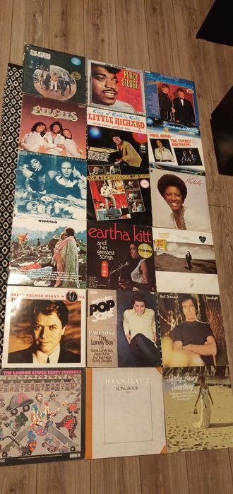 Vând viniluri cu muzică veche