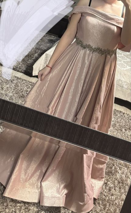 Rochie lunga pe umeri . Marimea 42