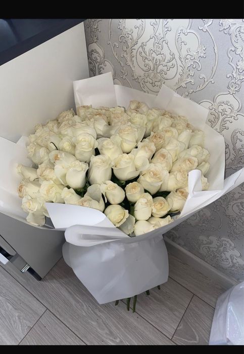 75 штук Белые розы