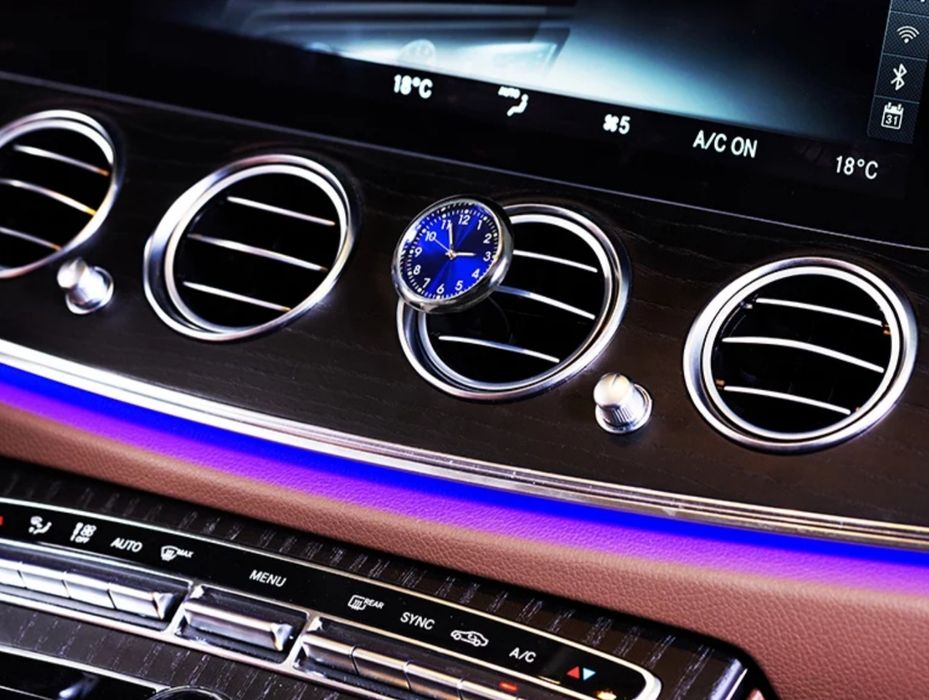 Елегантен часовник за кола