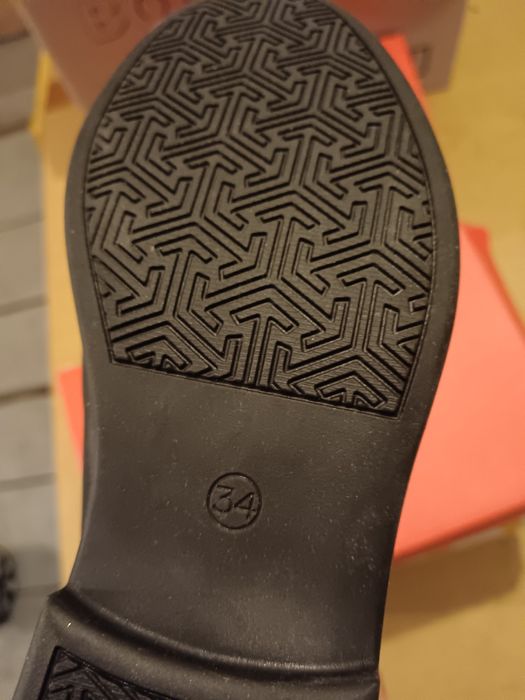 Продаю новые детские туфли.