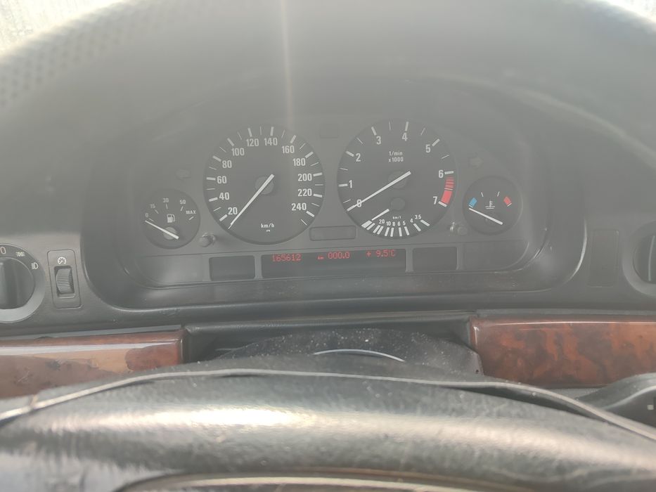 Автомобиль БМВ е 39