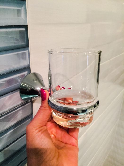 Държач със стъклени сапунерка или чаша или дозатор за течен сапун