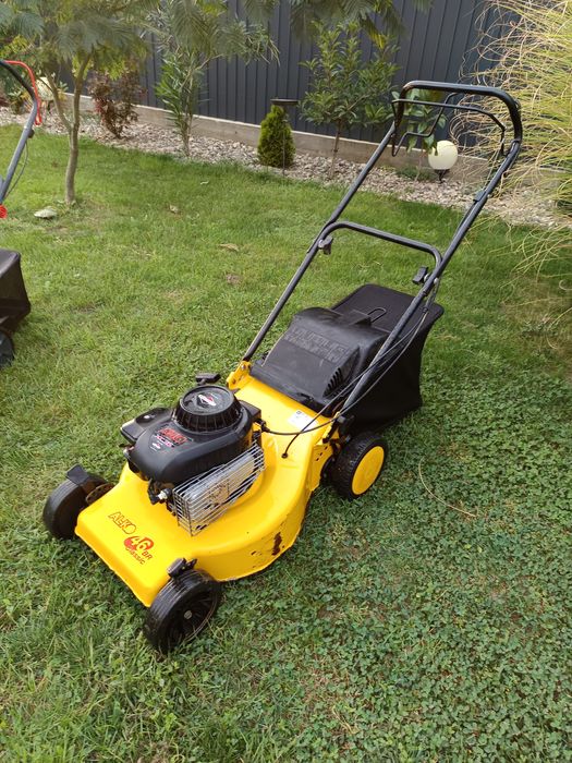 Mașină tuns iarba cu autotracțiune