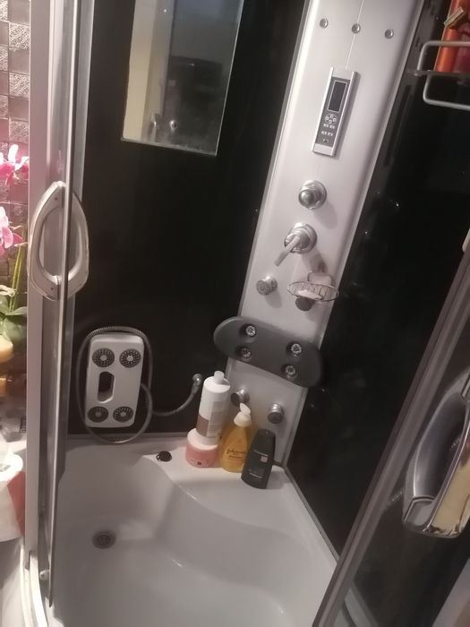 Cabina dus cu hidromasaj pentru spate și picioare cu radio incorporat și luminițe, clădită adâncă pe colt