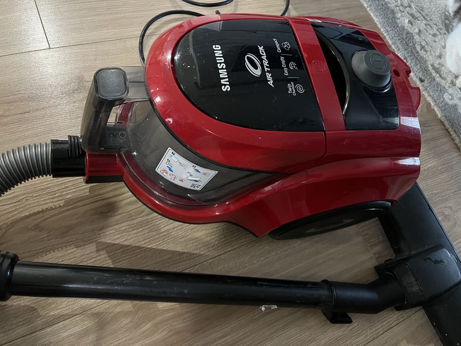 Красный пылесос Самсунг
