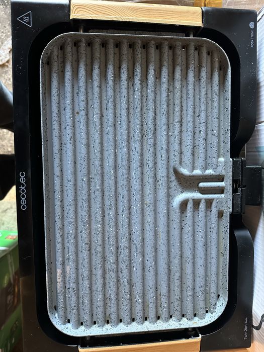 Електрическа скара с плочи за грил и гладка плоча 2 в 1 Cecotec 3000