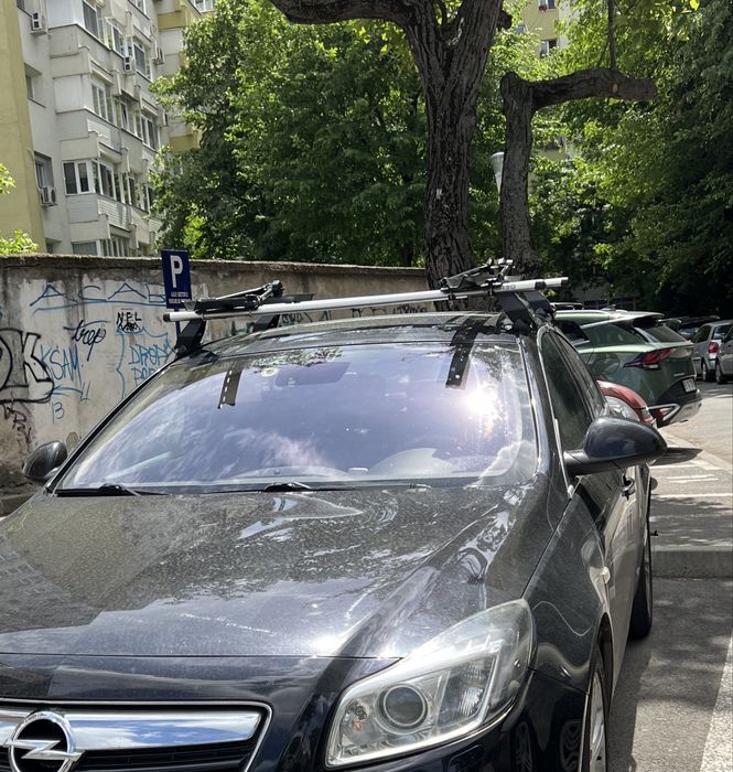 Vand suporti pentru biciclete cu montare pe barele transversale sus pe masina