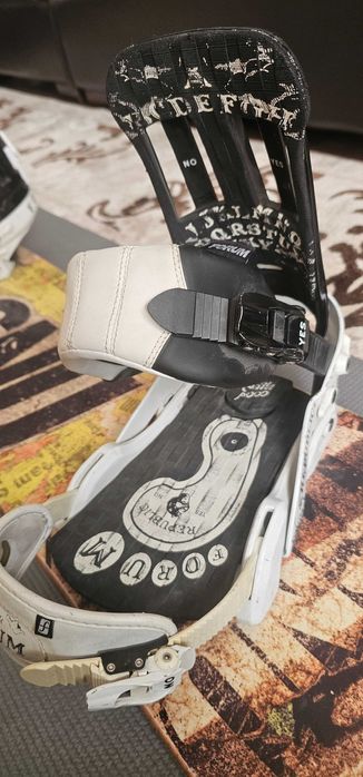 Сноуборд GNU, ботинки Burton, крепы Forum