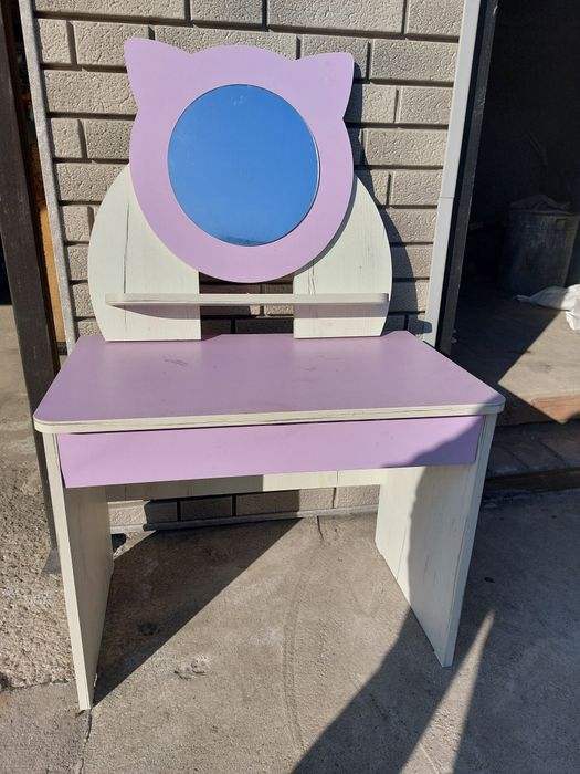 Детский столик с зеркалом