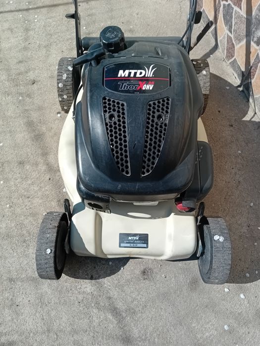 Masina de tuns iarba ,in stare buna de functionare.