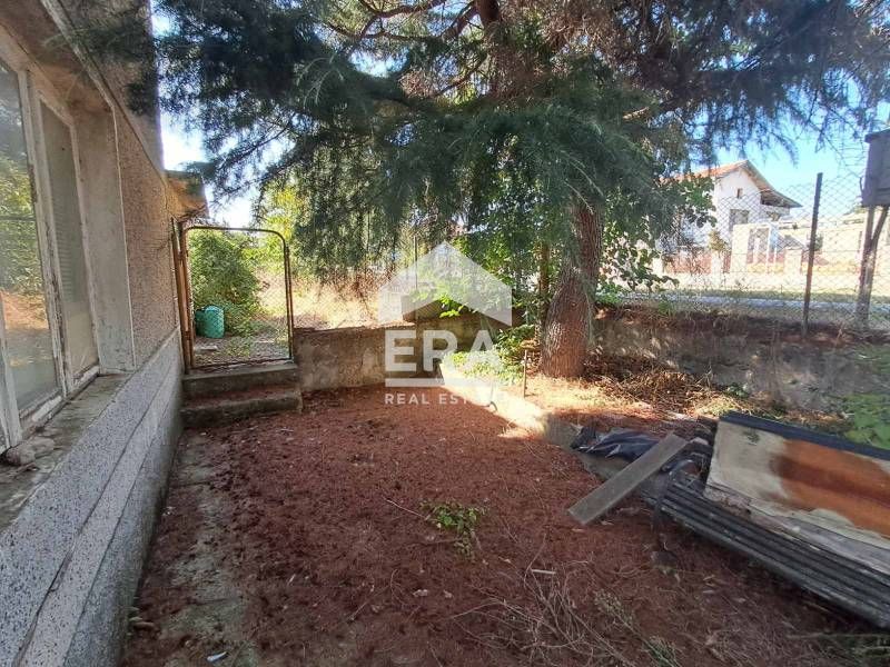 Двуетажна ексклузивна къща за продажба, с гараж и голям двор, на главн