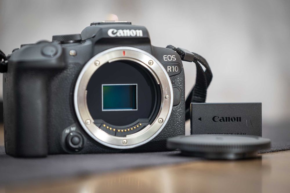 Продавам Canon R10 - Тяло + 2 батерии