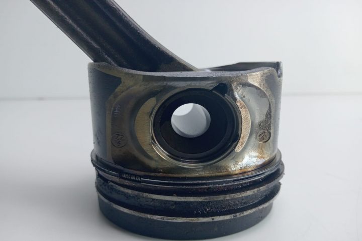 Piston cu biela  2.7 tdi  059ab Audi A6 4F/C6