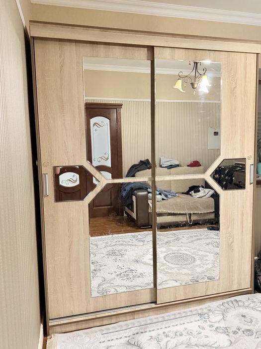 Вместительный шкаф-купе.