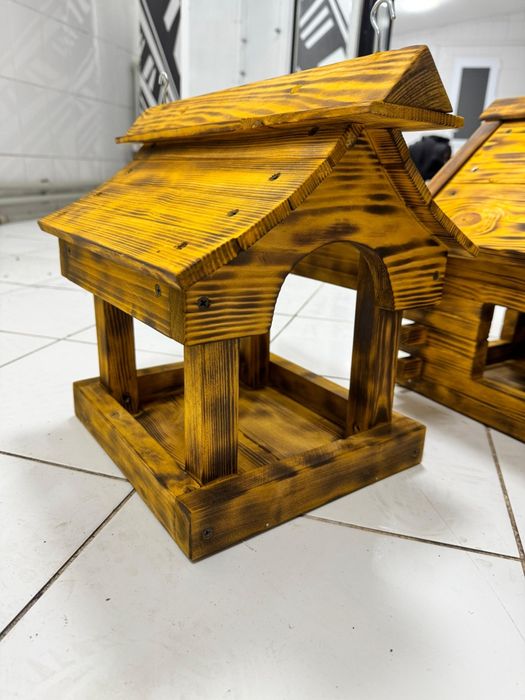 Полка из дерева кормушки для птиц