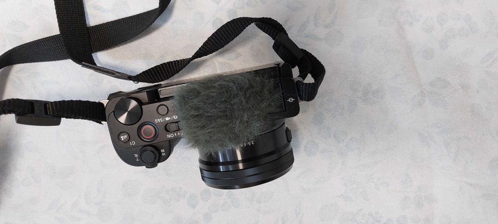 SONY ZV -E10 4k видео и фото камера в оригиналната си опаковка