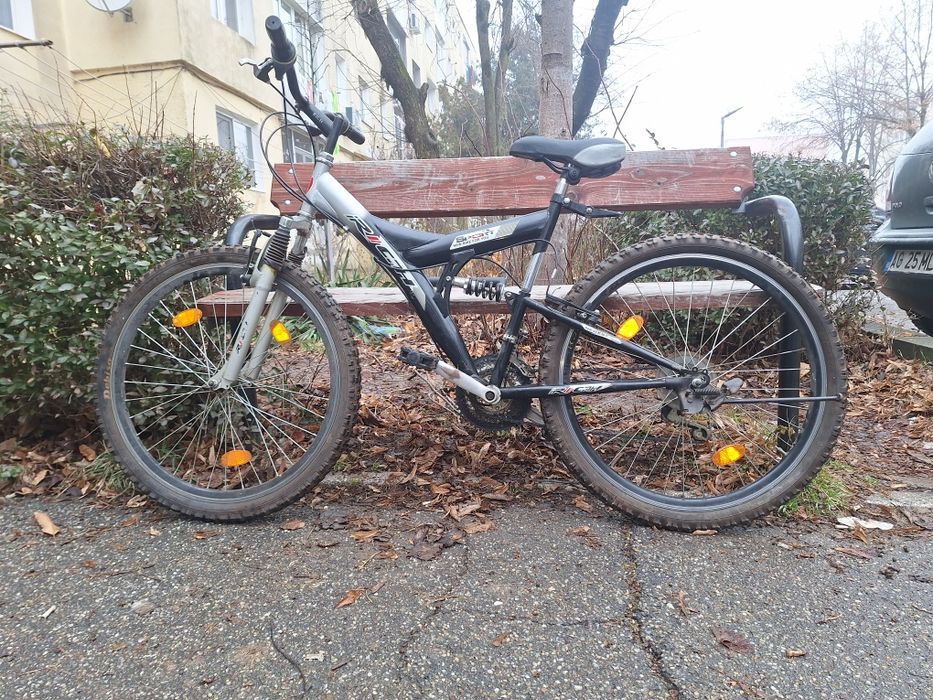 Vand bicicleta cu roti pe 26