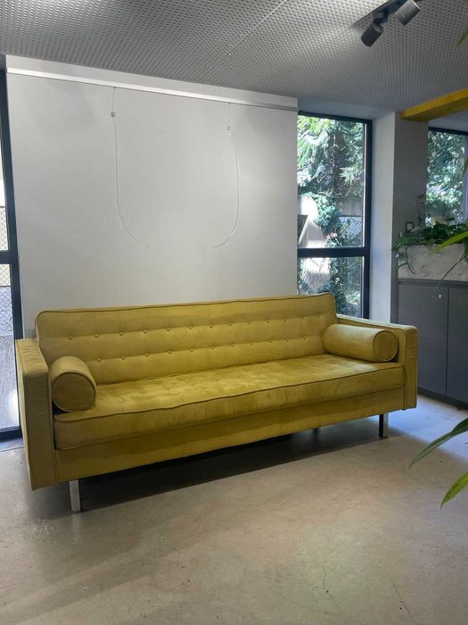 Тапициран, триместен диван