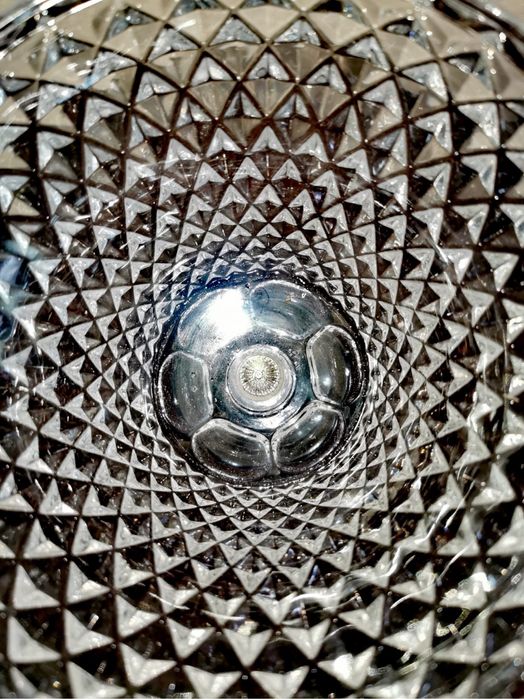 Захарница бонбониера издълбан кристал в/у посребрена метална основа !