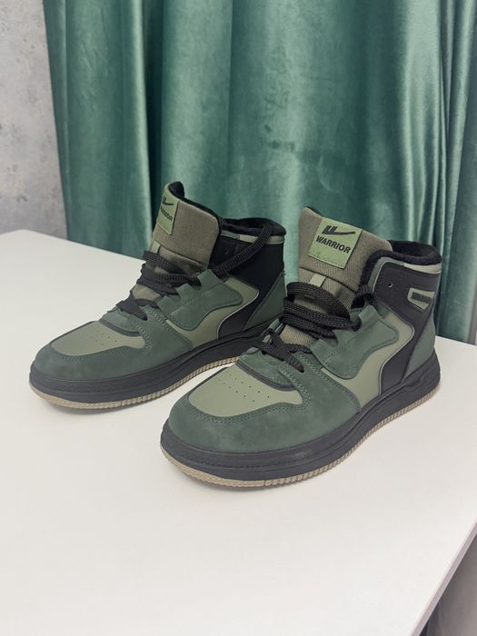 Продам кроссовки утепленные warrior.