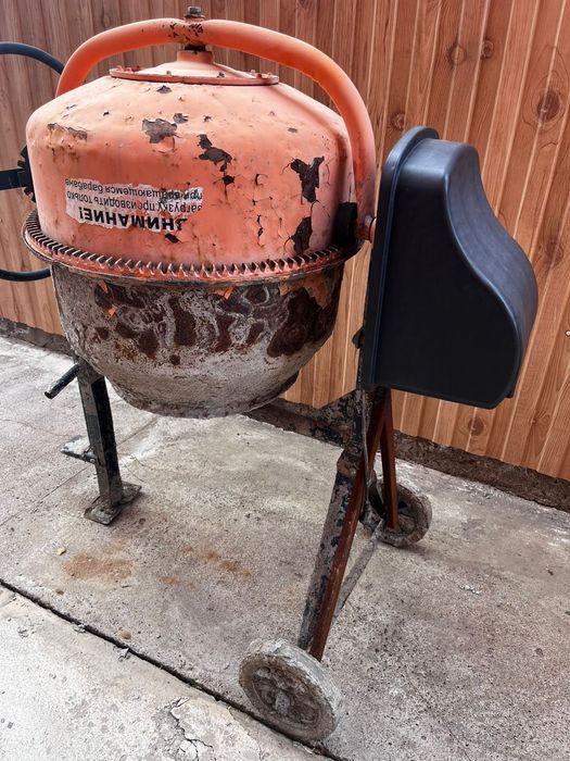 Бетономешалка в рабочем состоянии.