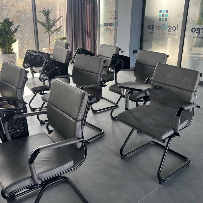 Креслолар сотилади комплект (1та спикерский + 8)