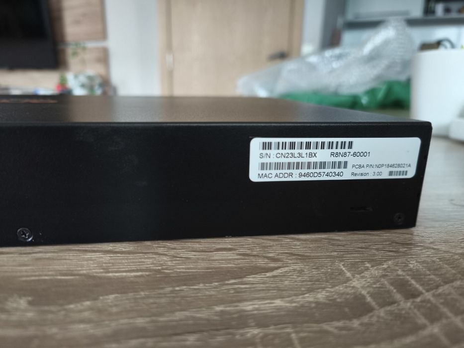Мрежов суич HPE Aruba CX6000 24p + 4SFP, PoE+