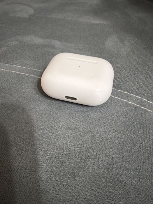 Продаю оригинальный зарядный футляр для безпроводных наушников Airpods