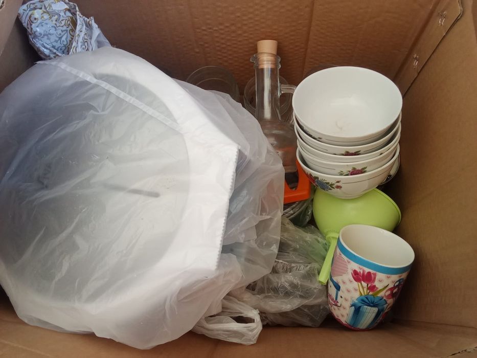 Посуды разные и банки стеклянные