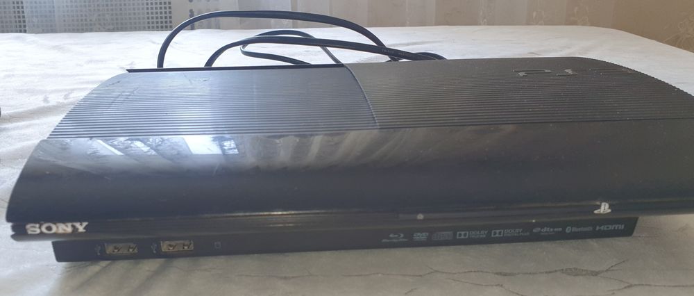 Playstation 3 PS3  в хорошем состоянии. С 3 пултами