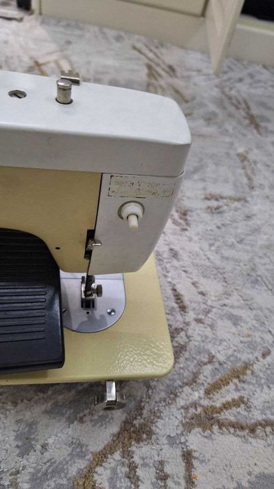 Продаю свою швейную машинку ЧАЙКА-142 М.С электроприводом и столом.
