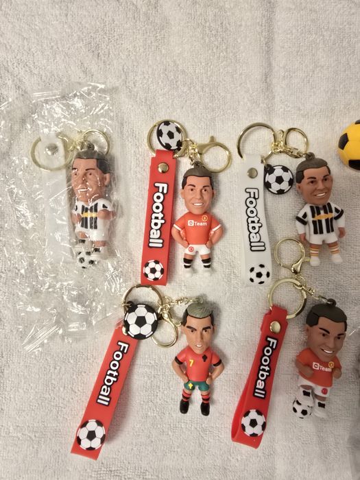 Breloc cu ronaldo si minge.