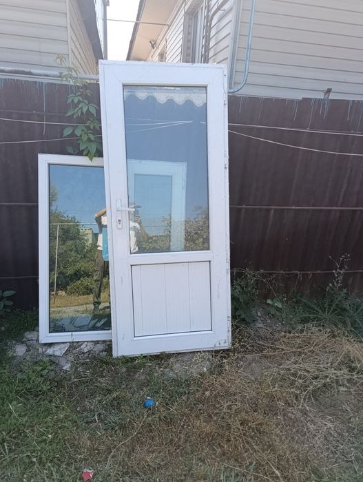 Пластиковые  двер и окна