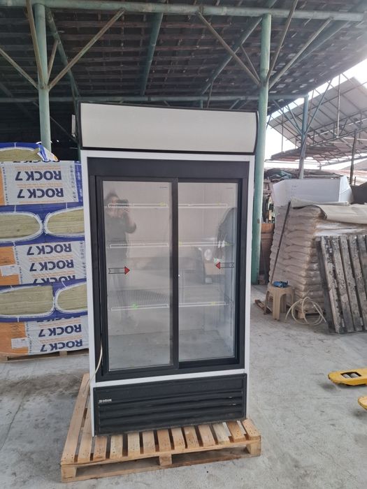 Двойна витрина по малка