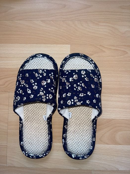 Дамски чехли и сандали