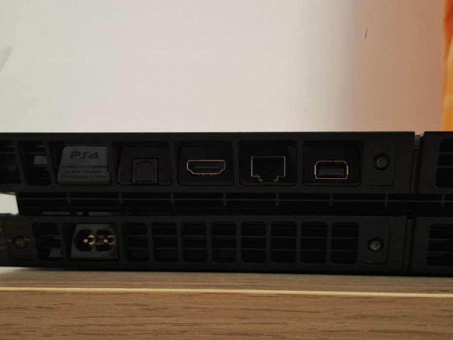 PlayStation 4 + 2 controllere | Funcționează perfect | Curățat recent