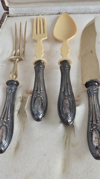 Сребърни прибори за сервиране