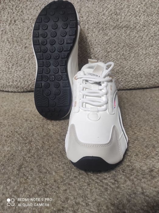 Продам кроссовки белые,р38,5