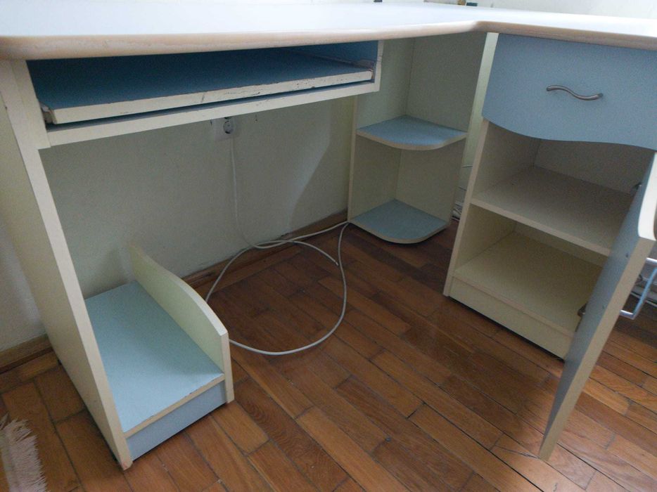 Dormitor tineret, bleu cu alb, cu pat, saltea cu arcuri, huse si birou. Stare foarte buna