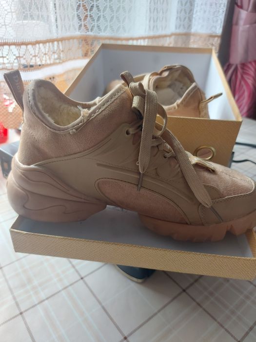 Продам кроссовки зимние