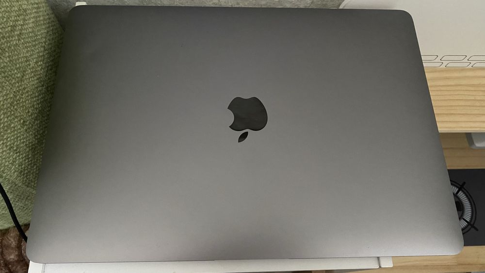 Apple Макбук 2018 г