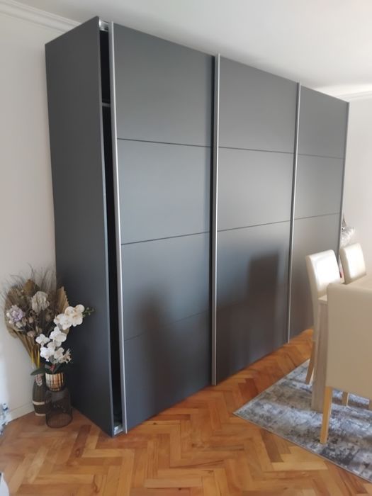 Vând dresing gri antracit ,lățime 3,10 ,înălțime 2,35 adâncime 60 cu trei uși glisante in stare foarte bună  la preț bun 2500 RON!