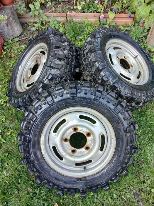 Vand 4 roti cu cauciucuri 205/70r15 si 4 cauciucuri 235/70r16
