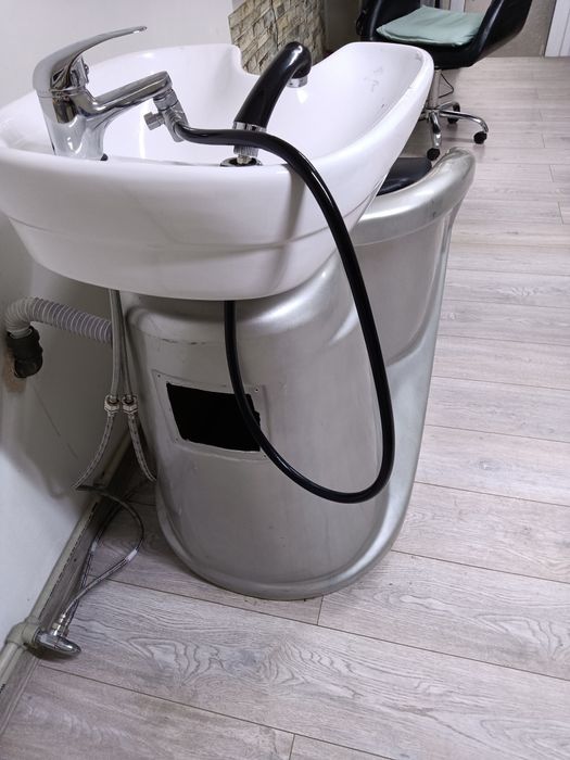 Фризьорска измивна колона