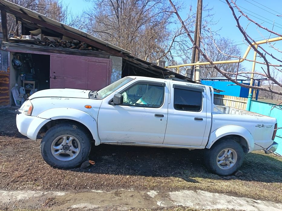 Машина NissanNP300